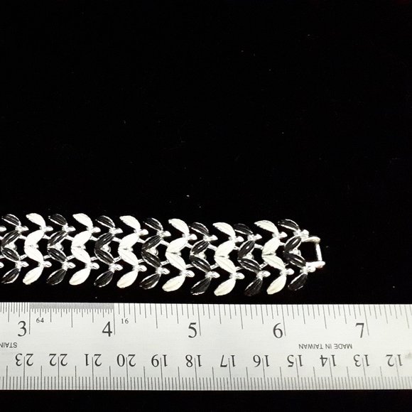 Black and White Vintage 1970's Bracelet - Picture 6 of 8